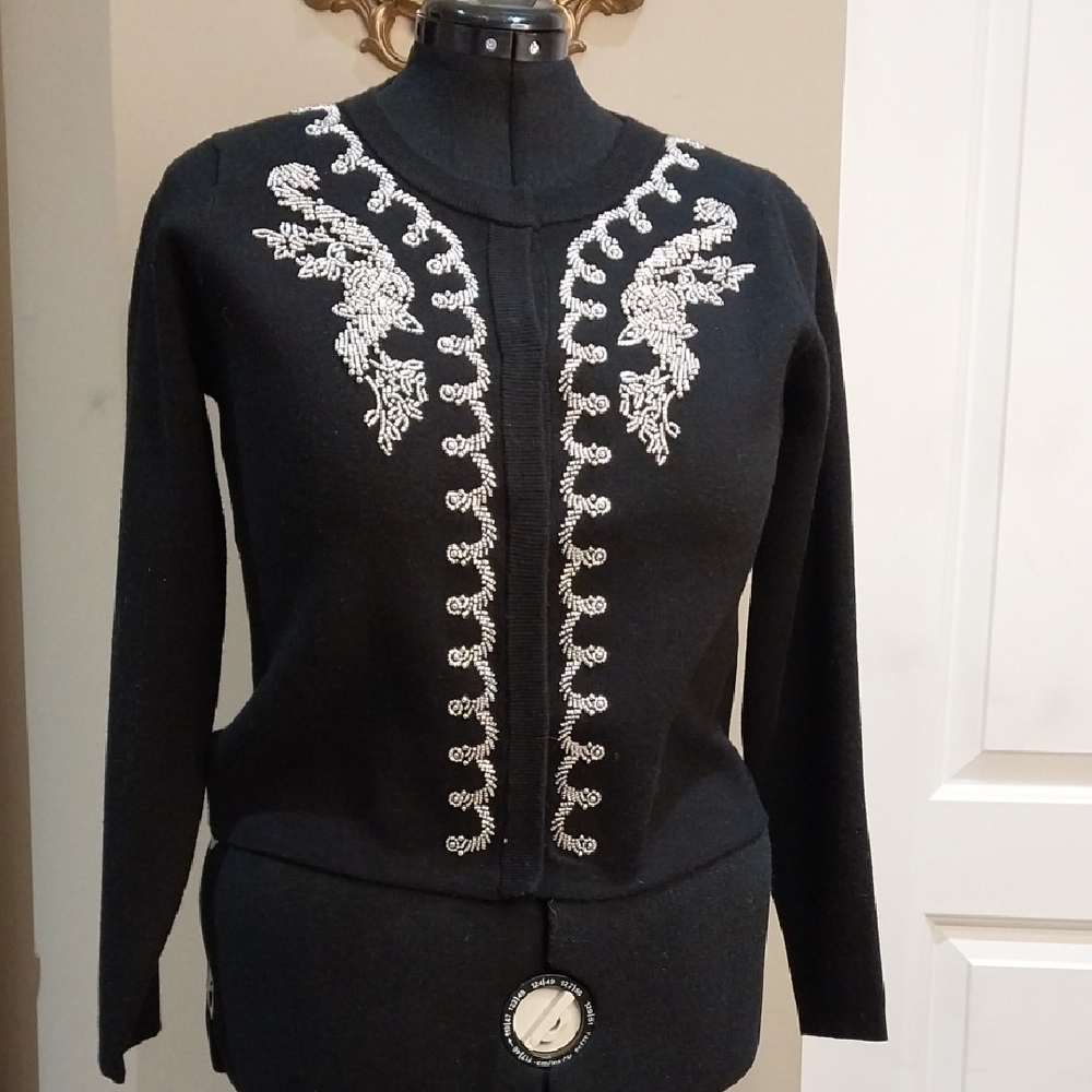 Nwt Large Sioni Black and White Embroidered Sweater